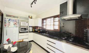 Imagem 7: ![CDATA[Casa semi-mobiliada, com 3 quartos, próximo do Centro de Brusque]]