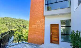 Imagem 2: ![CDATA[Sobrado com passagem lateral com espaço para área de festa em Águas Claras]]