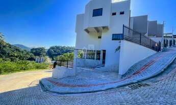 Imagem 3: ![CDATA[Sobrado com passagem lateral com espaço para área de festa em Águas Claras]]