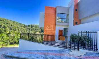 Imagem: ! CDATA Sobrado com passagem lateral com