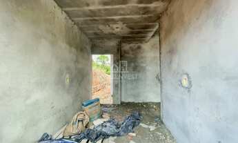 Imagem 5: ![CDATA[Casa com 3 quartos com passagem lateral no centro da Guabiruba ]]