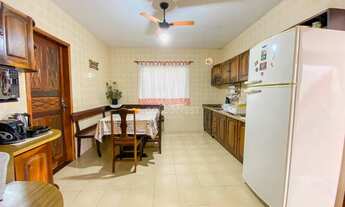 Imagem 4: ![CDATA[Casa com 3 dormitórios, área de festas e amplo terreno no bairro Gávea em Rodeio