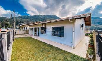 Imagem: ! CDATA Casa com 3 dormitórios, área de