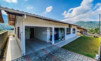 Imagem 2: ![CDATA[Casa com 3 dormitórios, área de festas e amplo terreno no bairro Gávea em Rodeio