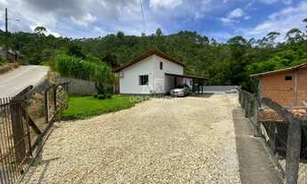 Imagem 2: ![CDATA[Casa com 3 quartos e amplo espaço de terreno no Poço Fundo.]]