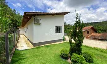 Imagem 6: ![CDATA[Casa com 3 quartos e amplo espaço de terreno no Poço Fundo.]]