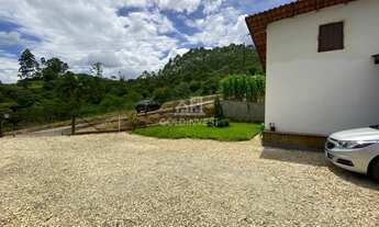 Imagem 7: ![CDATA[Casa com 3 quartos e amplo espaço de terreno no Poço Fundo.]]