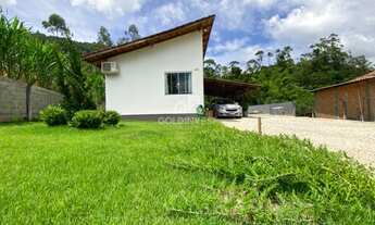 Imagem 5: ![CDATA[Casa com 3 quartos e amplo espaço de terreno no Poço Fundo.]]