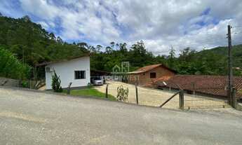 Imagem 4: ![CDATA[Casa com 3 quartos e amplo espaço de terreno no Poço Fundo.]]