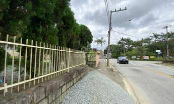 Imagem 4: ![CDATA[Casa no Centro de Brusque com 650m² de terreno e 3 quartos.]]