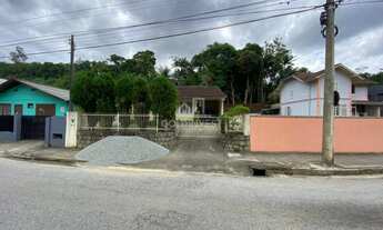 Imagem 2: ![CDATA[Casa no Centro de Brusque com 650m² de terreno e 3 quartos.]]