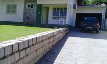 Imagem 2: ![CDATA[Casa Solta com 3 Quartos (1 Suíte) 8 minutos do centro da cidade de Brusque]]