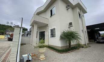 Imagem 4: ![CDATA[Casa semi mobiliada com 4 quartos, 4 vagas de garagem!]]