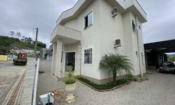 Imagem: ! CDATA Casa semi mobiliada com 4 quartos