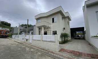 Imagem 2: ![CDATA[Casa semi mobiliada com 4 quartos, 4 vagas de garagem!]]