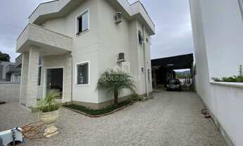 Imagem 3: ![CDATA[Casa semi mobiliada com 4 quartos, 4 vagas de garagem!]]