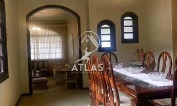 Imagem 5: ![CDATA[CASA PRÓXIMO AO CENTRO COM AMPLO TERRENO NOS FUNDOS.]]