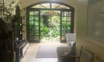 Imagem 4: ![CDATA[CASA PRÓXIMO AO CENTRO COM AMPLO TERRENO NOS FUNDOS.]]