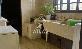 Imagem 7: ![CDATA[CASA PRÓXIMO AO CENTRO COM AMPLO TERRENO NOS FUNDOS.]]