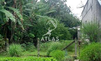 Imagem 2: ![CDATA[CASA PRÓXIMO AO CENTRO COM AMPLO TERRENO NOS FUNDOS.]]