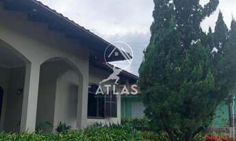 Imagem 3: ![CDATA[CASA PRÓXIMO AO CENTRO COM AMPLO TERRENO NOS FUNDOS.]]