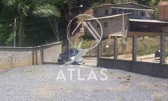 Imagem 2: ![CDATA[AMPLO TERRENO COM CASA CONSTRUÍDA ]]