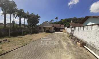 Imagem: Casa com Piscina e Área Construída de