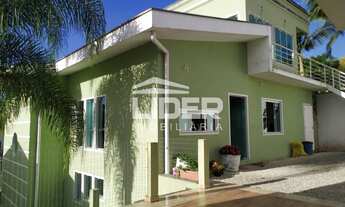 Imagem 2: Casa com piscina em Indaial