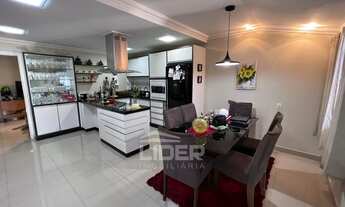 Imagem: Casa de alvenaria com piscina no bairro