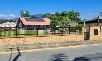 Imagem: ! CDATA Casa com amplo terreno no bairro