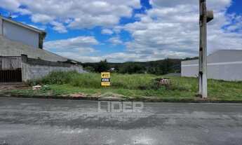 Imagem: ! CDATA Terreno com 401,93m² em rua sem