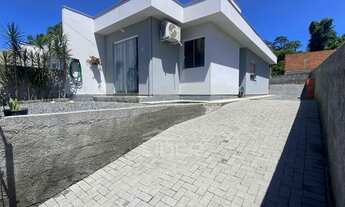 Imagem: Casa com terreno grande e foto voltaica