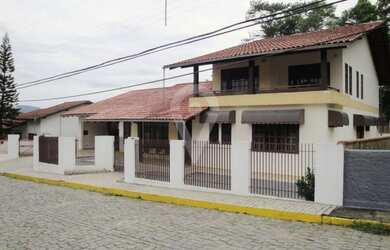 Imagem 2: ![CDATA[Casa 1 Suíte + 3 Dormitórios com Piscina]]