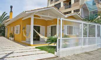 Imagem: ! CDATA Casa com 4 dorm. Na quadra da praia