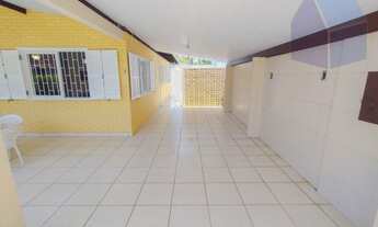 Imagem 7: ![CDATA[Casa com 4 dormitórios a 50mts da praia]]