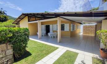 Imagem 1: ![CDATA[Casa com 4 dormitórios a 50mts da praia]]