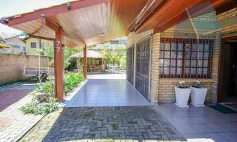 Imagem 5: ![CDATA[Excelente casa com 4 dormitórios - Cachoeira do Bom Jesus]]