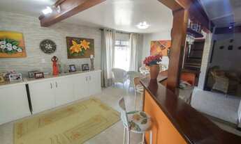 Imagem 7: ![CDATA[Casa com 6 dormitórios na praia de Canasvieiras]]