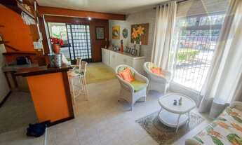 Imagem 6: ![CDATA[Casa com 6 dormitórios na praia de Canasvieiras]]