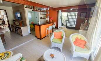 Imagem 5: ![CDATA[Casa com 6 dormitórios na praia de Canasvieiras]]