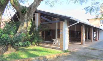 Imagem 4: ![CDATA[Linda casa com 4 suítes para até 11 pessoas a 120m da praia]]