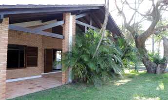 Imagem 3: ![CDATA[Linda casa com 4 suítes para até 11 pessoas a 120m da praia]]