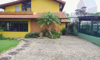 Imagem 3: ![CDATA[Excelente casa com piscina e uma ampla área externa na quadra da Praia]]