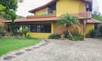 Imagem 2: ![CDATA[Excelente casa com piscina e uma ampla área externa na quadra da Praia]]