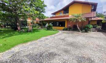 Imagem 1: ![CDATA[Excelente casa com piscina e uma ampla área externa na quadra da Praia]]