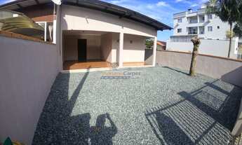 Imagem: Adriano Carpes vende casa geminada na praia