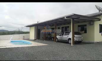 Imagem: Casa com amplo terreno e piscina no Bairro