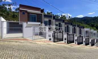 Imagem 2: ![CDATA[Casa geminada com 1 suíte + 2 quartos e 4 vagas de estacionamento a venda em Brus