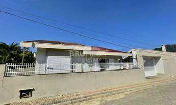 Imagem 2: ![CDATA[Belíssima morada em Guabiruba.]]