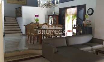 Imagem 5: ![CDATA[Casa Especial no Centro da Cidade - Tranquilidade e Conforto em Área Nobre]]